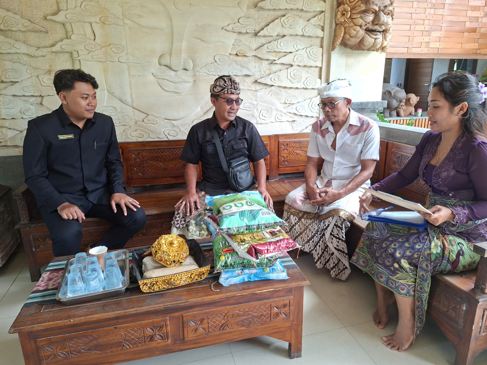 Pemerintah Desa Buruan Hadir Berikan Bantuan bagi Warga yang Berduka