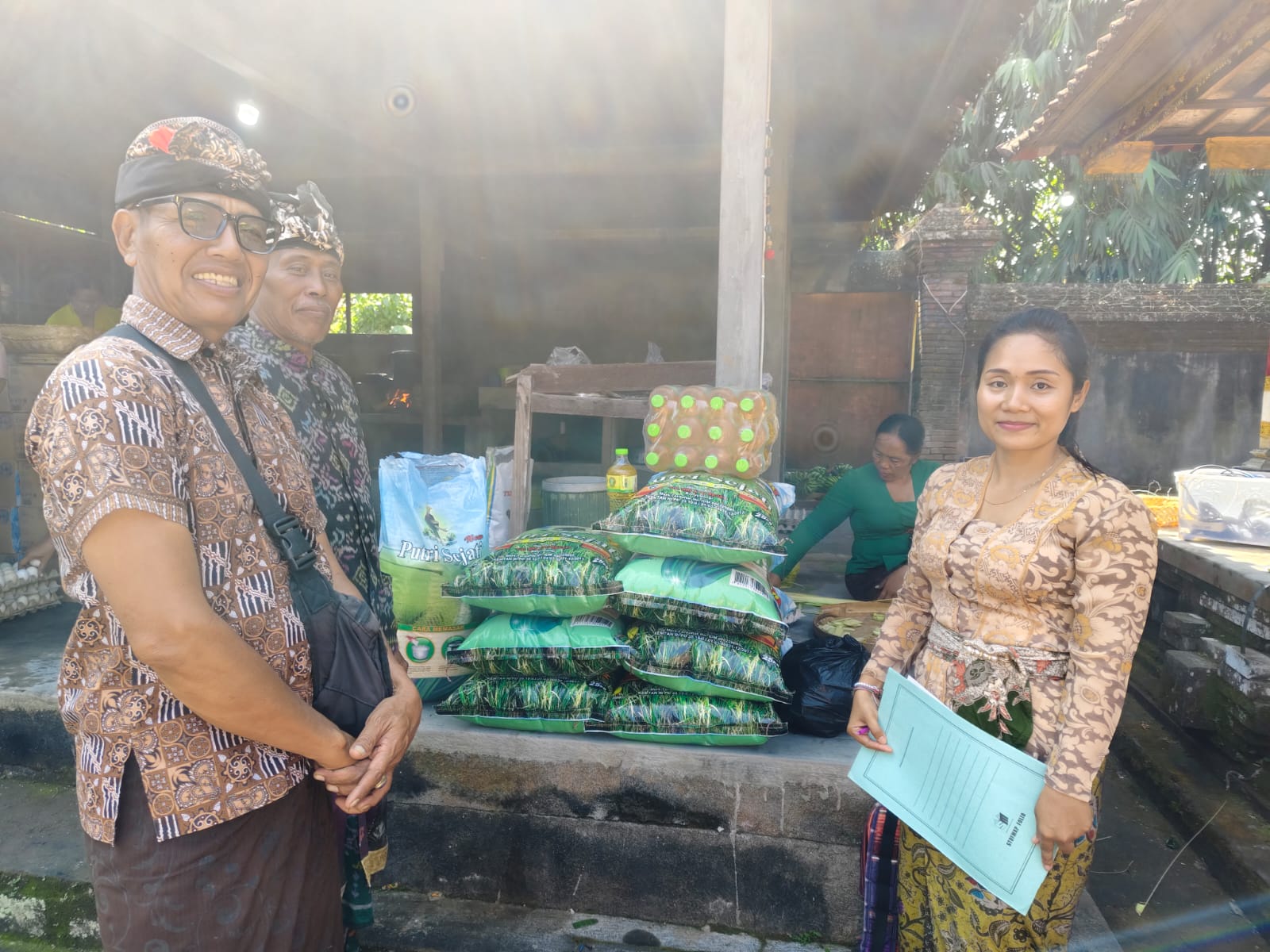 Pemerintah Desa Buruan Salurkan Bantuan untuk Pura yang Melaksanakan Piodalan
